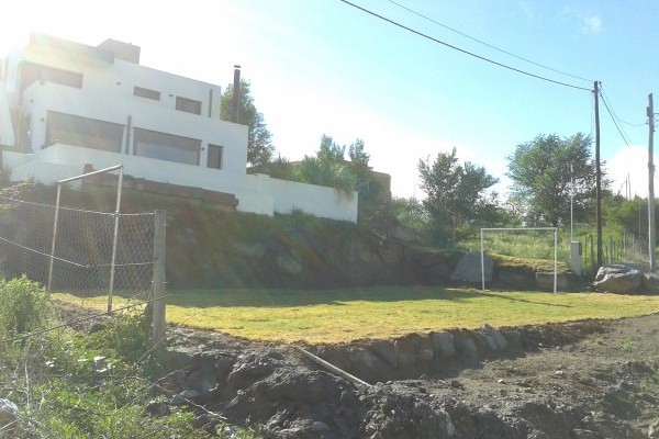 HERMOSA CASA PARA 8 EN Bº CERRADO CON PILETA 
