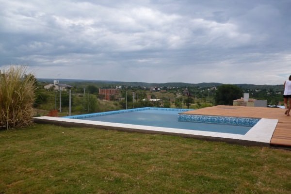HERMOSA CASA PARA 8 EN Bº CERRADO CON PILETA 