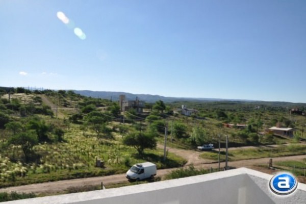 HERMOSA CASA PARA 8 EN Bº CERRADO CON PILETA 