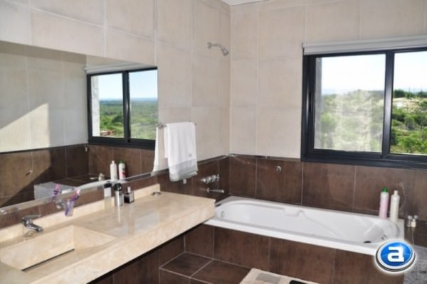 HERMOSA CASA PARA 8 EN Bº CERRADO CON PILETA 