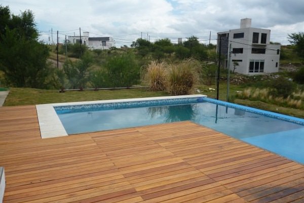 HERMOSA CASA PARA 8 EN Bº CERRADO CON PILETA 