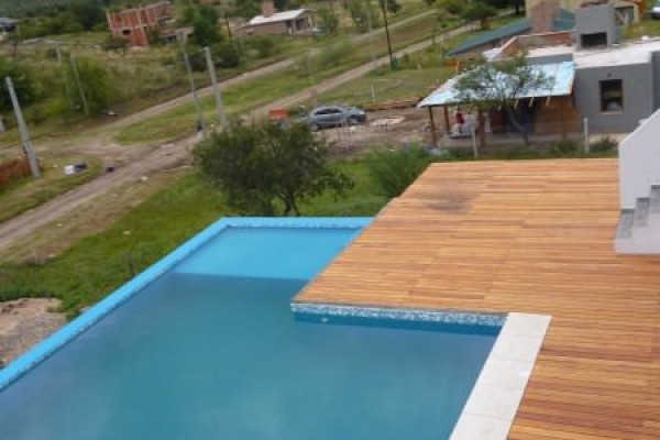 HERMOSA CASA PARA 8 EN Bº CERRADO CON PILETA 