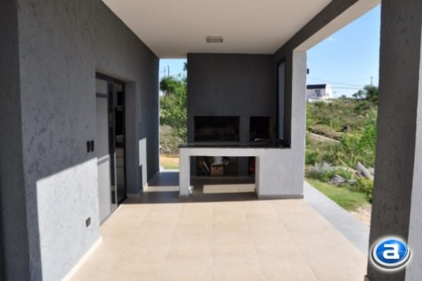 HERMOSA CASA PARA 8 EN Bº CERRADO CON PILETA 