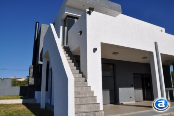 HERMOSA CASA PARA 8 EN Bº CERRADO CON PILETA 