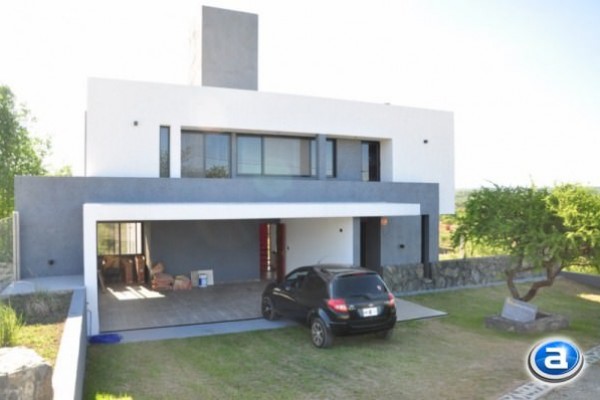 HERMOSA CASA PARA 8 EN Bº CERRADO CON PILETA 