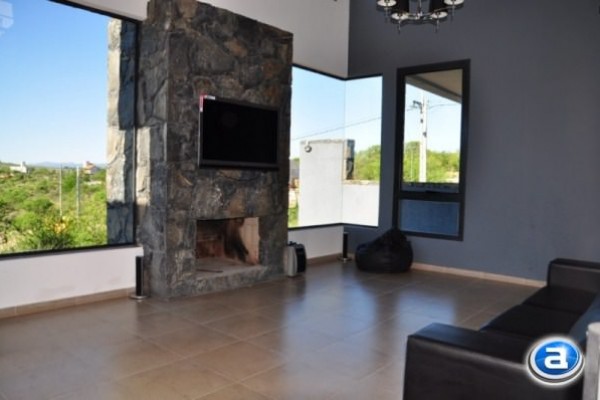 HERMOSA CASA PARA 8 EN Bº CERRADO CON PILETA 