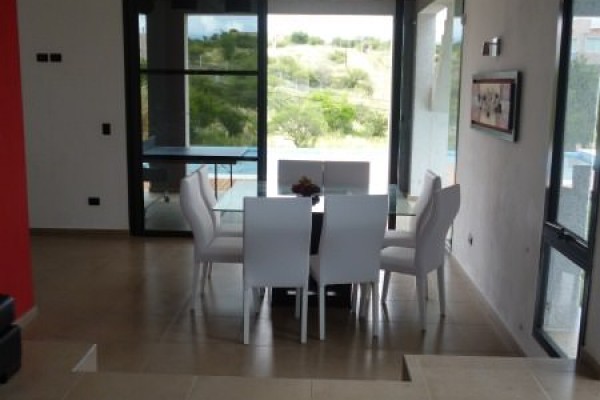 HERMOSA CASA PARA 8 EN Bº CERRADO CON PILETA 