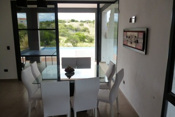 HERMOSA CASA PARA 8 EN Bº CERRADO CON PILETA 