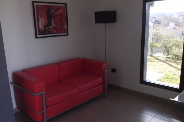 HERMOSA CASA PARA 8 EN Bº CERRADO CON PILETA 