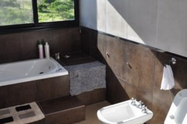 HERMOSA CASA PARA 8 EN Bº CERRADO CON PILETA 