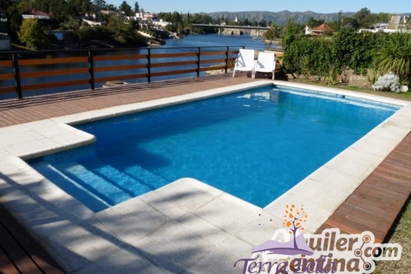 CASA PARA 8/10  SOBRE EL LAGO SAN ROQUE. HERMOSA VISTA. PILETA (COMPARTIDA)