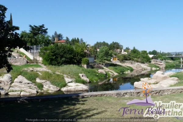 CASA PARA 8/10  SOBRE EL LAGO SAN ROQUE. HERMOSA VISTA. PILETA (COMPARTIDA)
