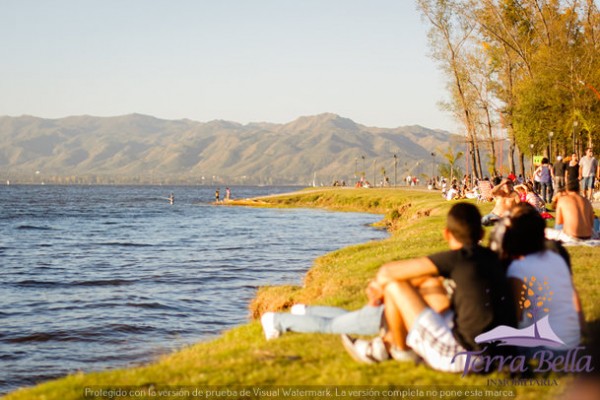 DEPARTAMENTO FRENTE AL LAGO CON PATIO. ASADOR. COCHERA
