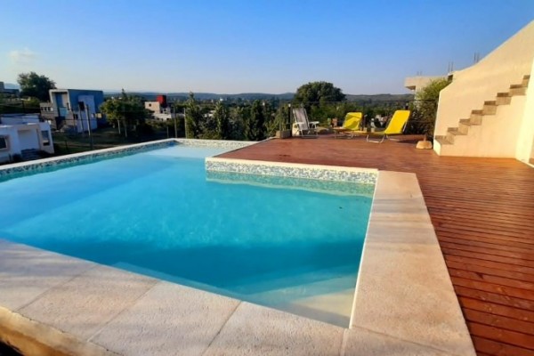 HERMOSA CASA PARA 8 EN Bº CERRADO CON PILETA 