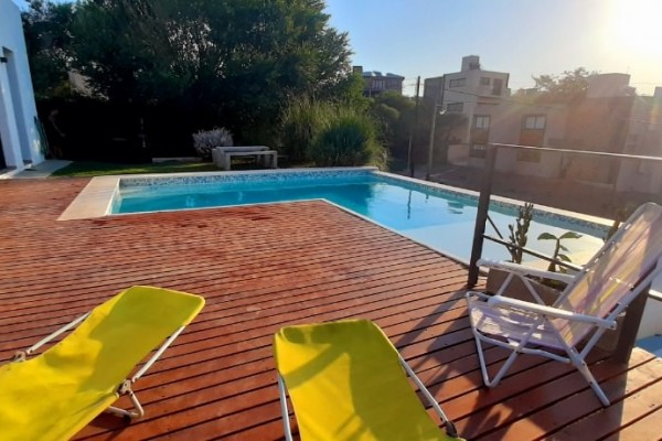 HERMOSA CASA PARA 8 EN Bº CERRADO CON PILETA 