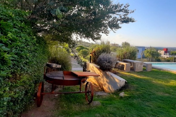 HERMOSA CASA PARA 8 EN Bº CERRADO CON PILETA 