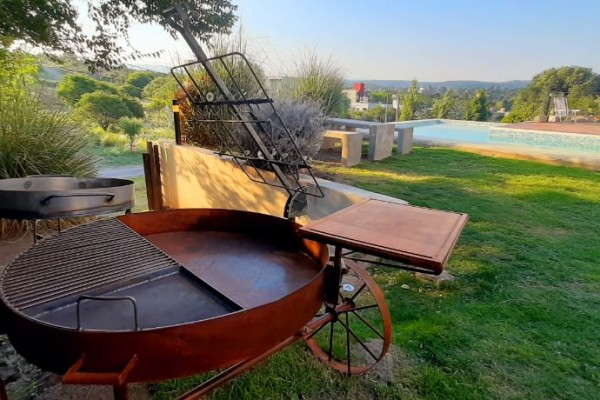 HERMOSA CASA PARA 8 EN Bº CERRADO CON PILETA 