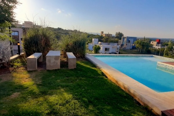 HERMOSA CASA PARA 8 EN Bº CERRADO CON PILETA 
