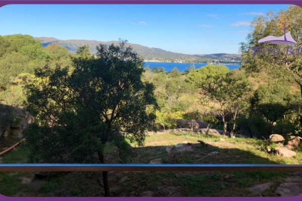 MUY LINDA CASA CON HERMOSA VISTA AL LAGO SAN ROQUE