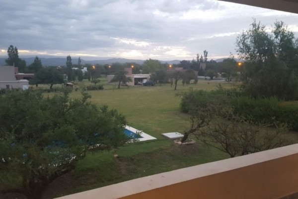 HERMOSA CASA DE 1º CATEGORIA EN BARRIO CERRADO CAUSANA