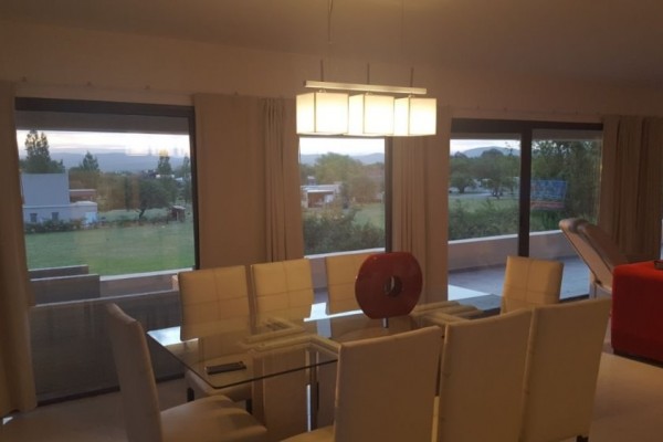 HERMOSA CASA DE 1º CATEGORIA EN BARRIO CERRADO CAUSANA