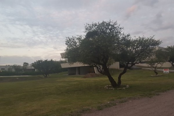 HERMOSA CASA DE 1º CATEGORIA EN BARRIO CERRADO CAUSANA