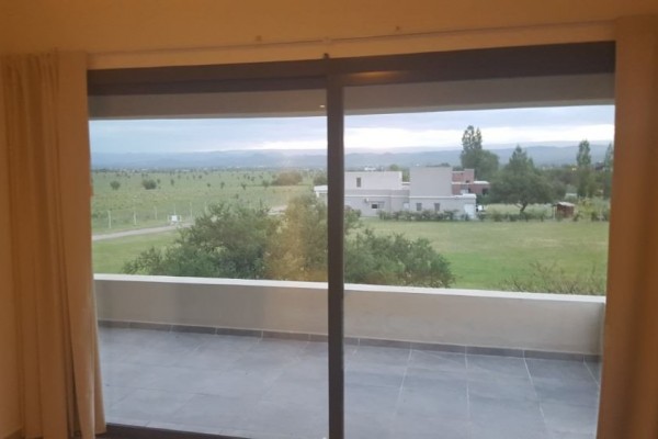 HERMOSA CASA DE 1º CATEGORIA EN BARRIO CERRADO CAUSANA