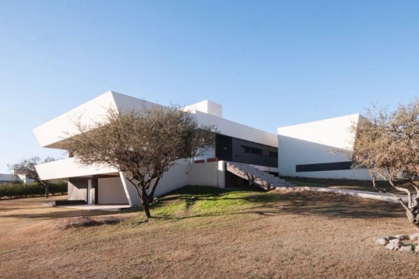 HERMOSA CASA DE 1º CATEGORIA EN BARRIO CERRADO CAUSANA