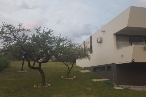 HERMOSA CASA DE 1º CATEGORIA EN BARRIO CERRADO CAUSANA