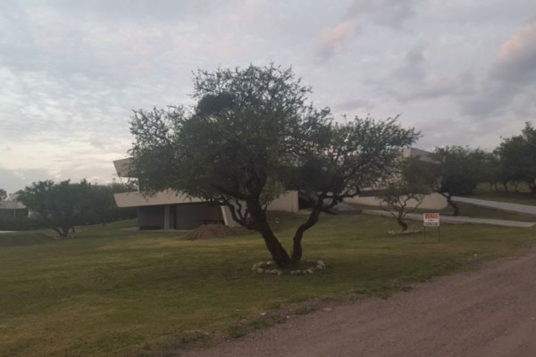 HERMOSA CASA DE 1º CATEGORIA EN BARRIO CERRADO CAUSANA