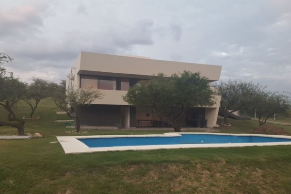 HERMOSA CASA DE 1º CATEGORIA EN BARRIO CERRADO CAUSANA