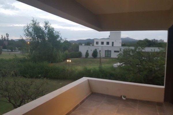 HERMOSA CASA DE 1º CATEGORIA EN BARRIO CERRADO CAUSANA