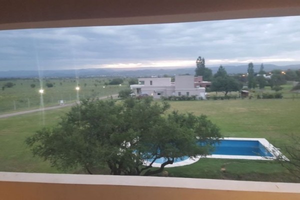 HERMOSA CASA DE 1º CATEGORIA EN BARRIO CERRADO CAUSANA