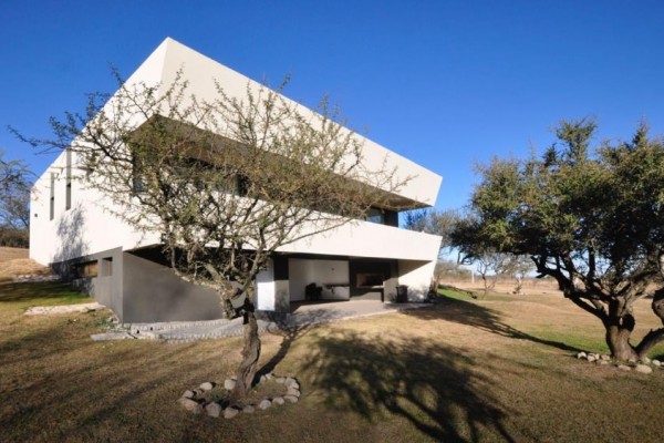 HERMOSA CASA DE 1º CATEGORIA EN BARRIO CERRADO CAUSANA
