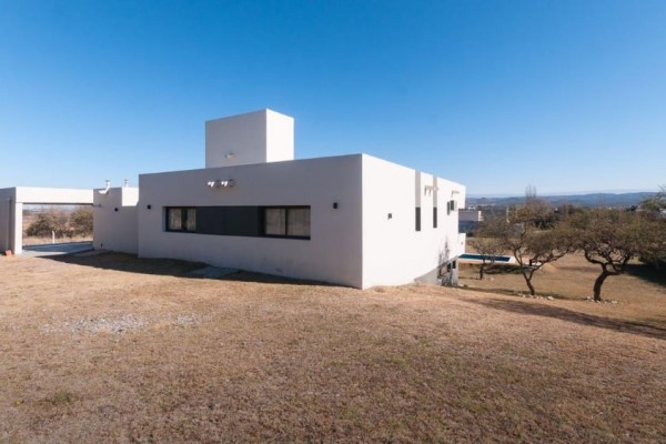 HERMOSA CASA DE 1º CATEGORIA EN BARRIO CERRADO CAUSANA