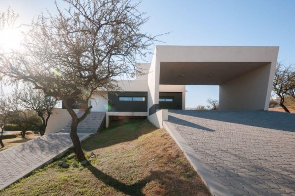 HERMOSA CASA DE 1º CATEGORIA EN BARRIO CERRADO CAUSANA