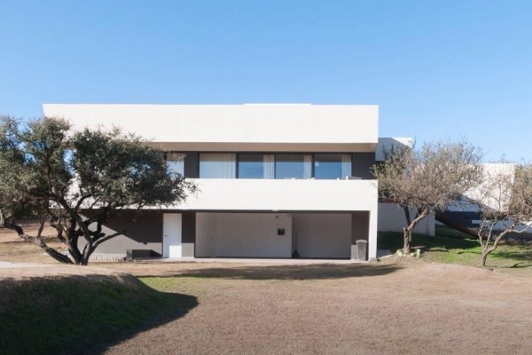 HERMOSA CASA DE 1º CATEGORIA EN BARRIO CERRADO CAUSANA