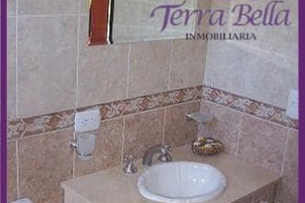 MUY LINDA CASA, MODERNA CON HERMOSA VISTA PROXIMA AL RIO