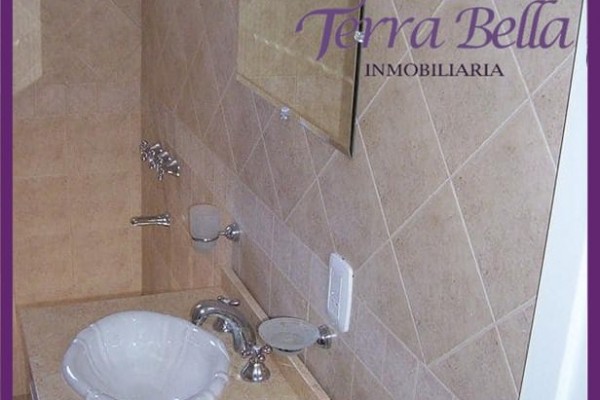 MUY LINDA CASA, MODERNA CON HERMOSA VISTA PROXIMA AL RIO