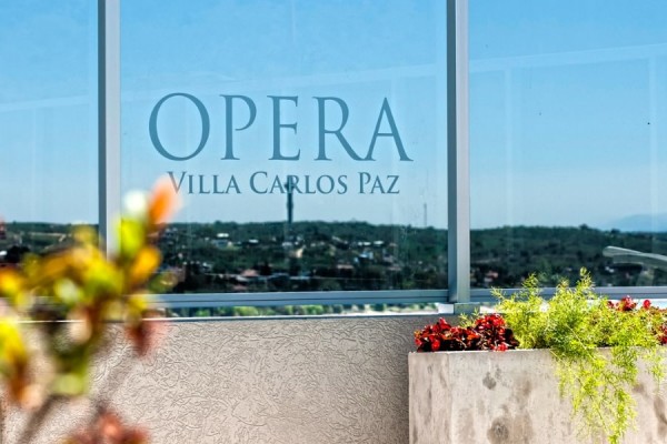 DEPARTAMENTO DE CATGORIA EN TORRE OPERA. CENTRICO. CON PISCINA, QUICHO, GIMNASIO, COCHERA