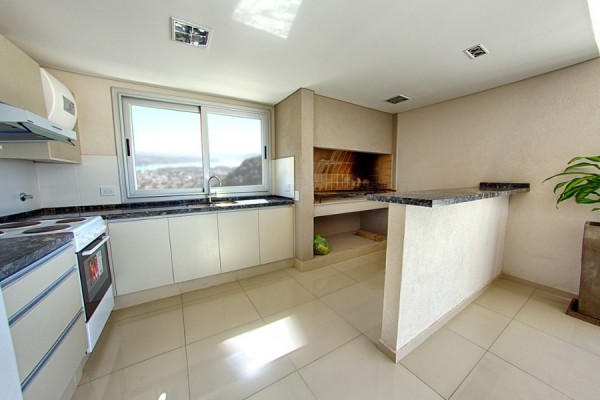 DEPARTAMENTO DE CATGORIA EN TORRE OPERA. CENTRICO. CON PISCINA, QUICHO, GIMNASIO, COCHERA