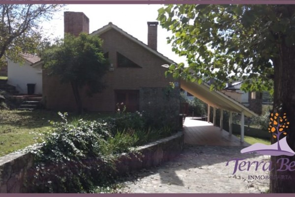 HERMOSA PROPIEDAD CON PARQUE Y PISCINA