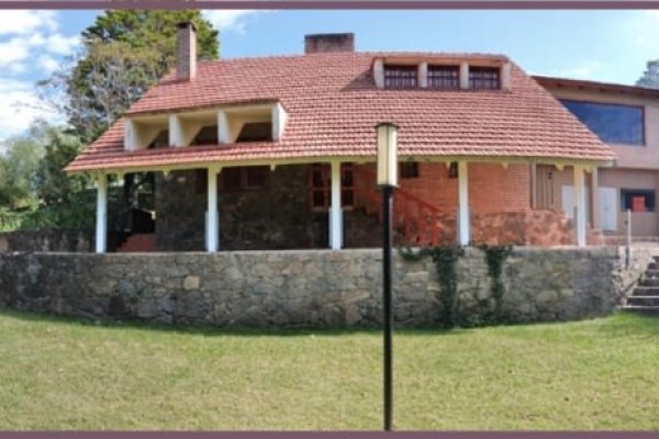 HERMOSA PROPIEDAD CON PARQUE Y PISCINA