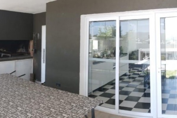 HERMOSA CASA DE CATEGORIA PARA 11 PERSONAS CON PILETA, QUINCHO, VISTA 