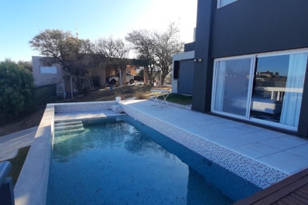 HERMOSA CASA DE CATEGORIA PARA 11 PERSONAS CON PILETA, QUINCHO, VISTA 