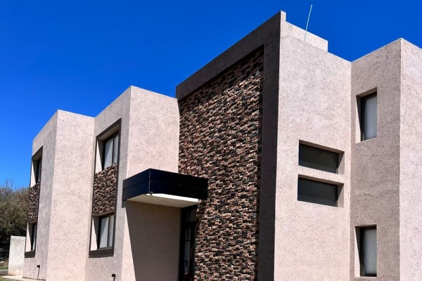 HERMOSO COMPLEJO EN BARRIO CERRADO CON PILETA Y PARRILLA