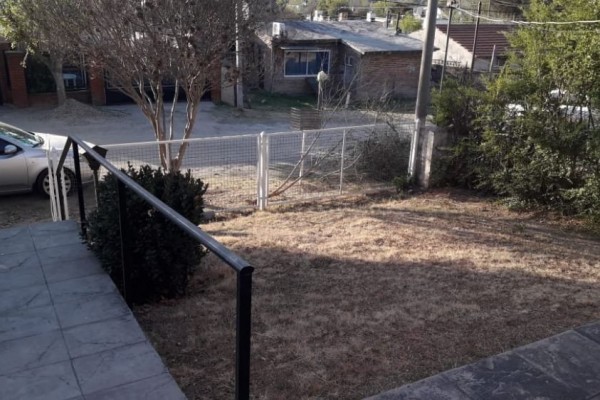 CASA CON PARQUE EN BARRIO SOL Y RIO