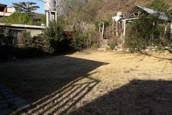 CASA CON PARQUE EN BARRIO SOL Y RIO