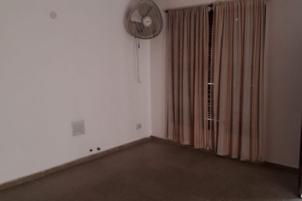 CASA CON PARQUE EN BARRIO SOL Y RIO