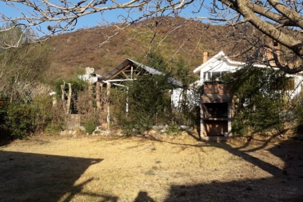 CASA CON PARQUE EN BARRIO SOL Y RIO